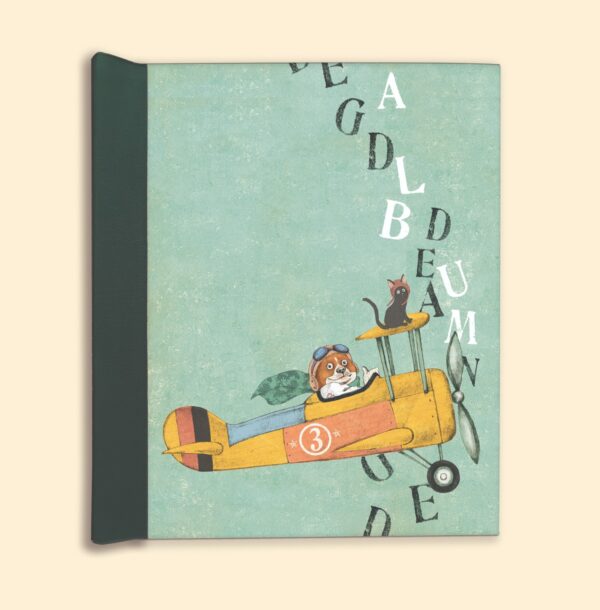 Album delle foto grande in cui nella copertina sono raffigurati un gatto e un topo che vanno in aereo