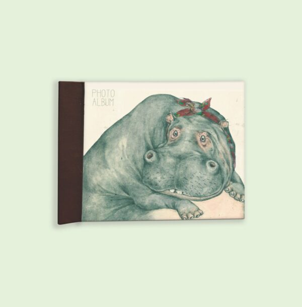 Album delle foto piccolo in cui nella copertina è rappresentato un ippopotamo