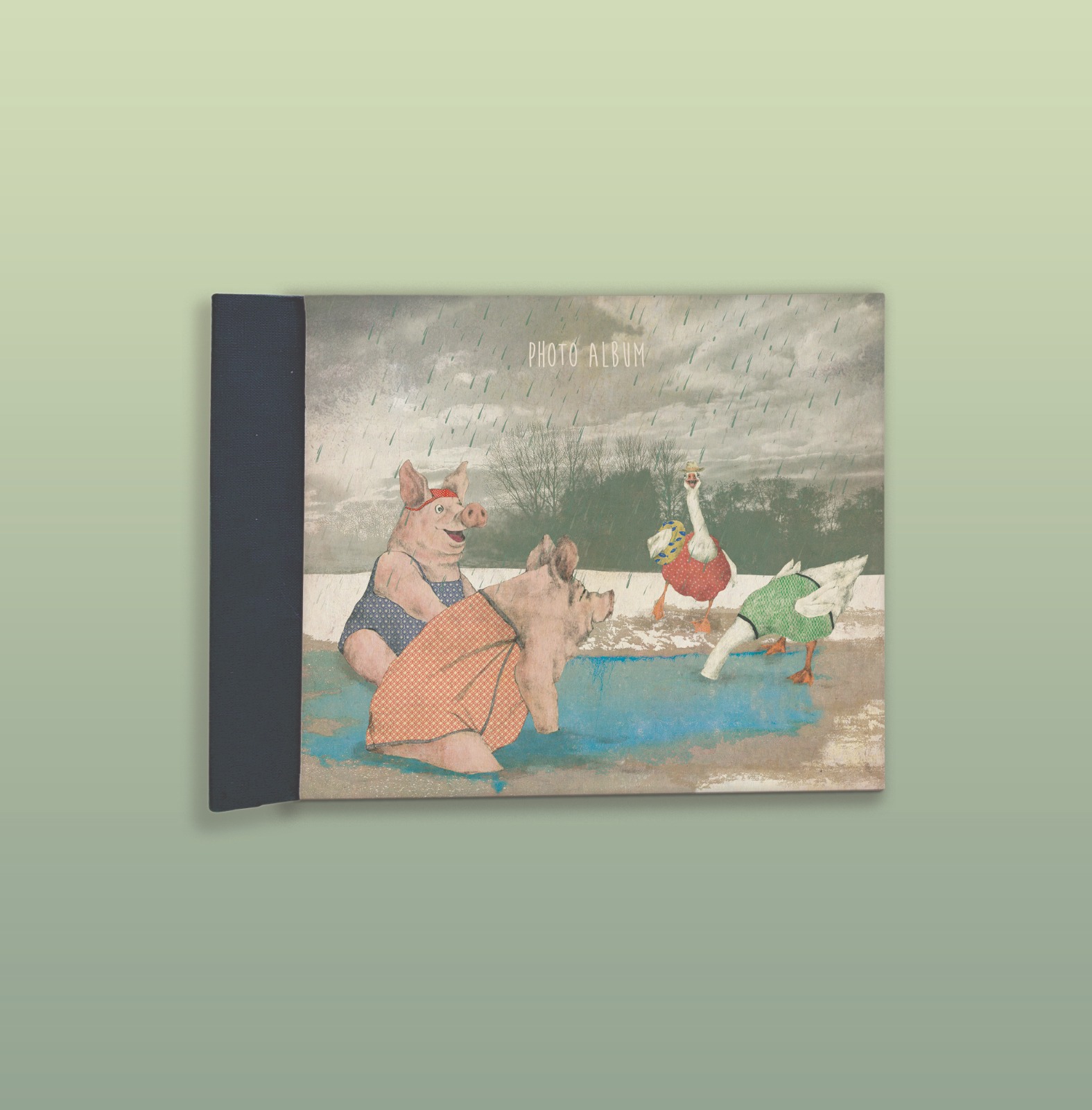 Album delle foto piccolo in cui nella copertina sono rappresentati dei maialini che fanno il bagno in uno stagno
