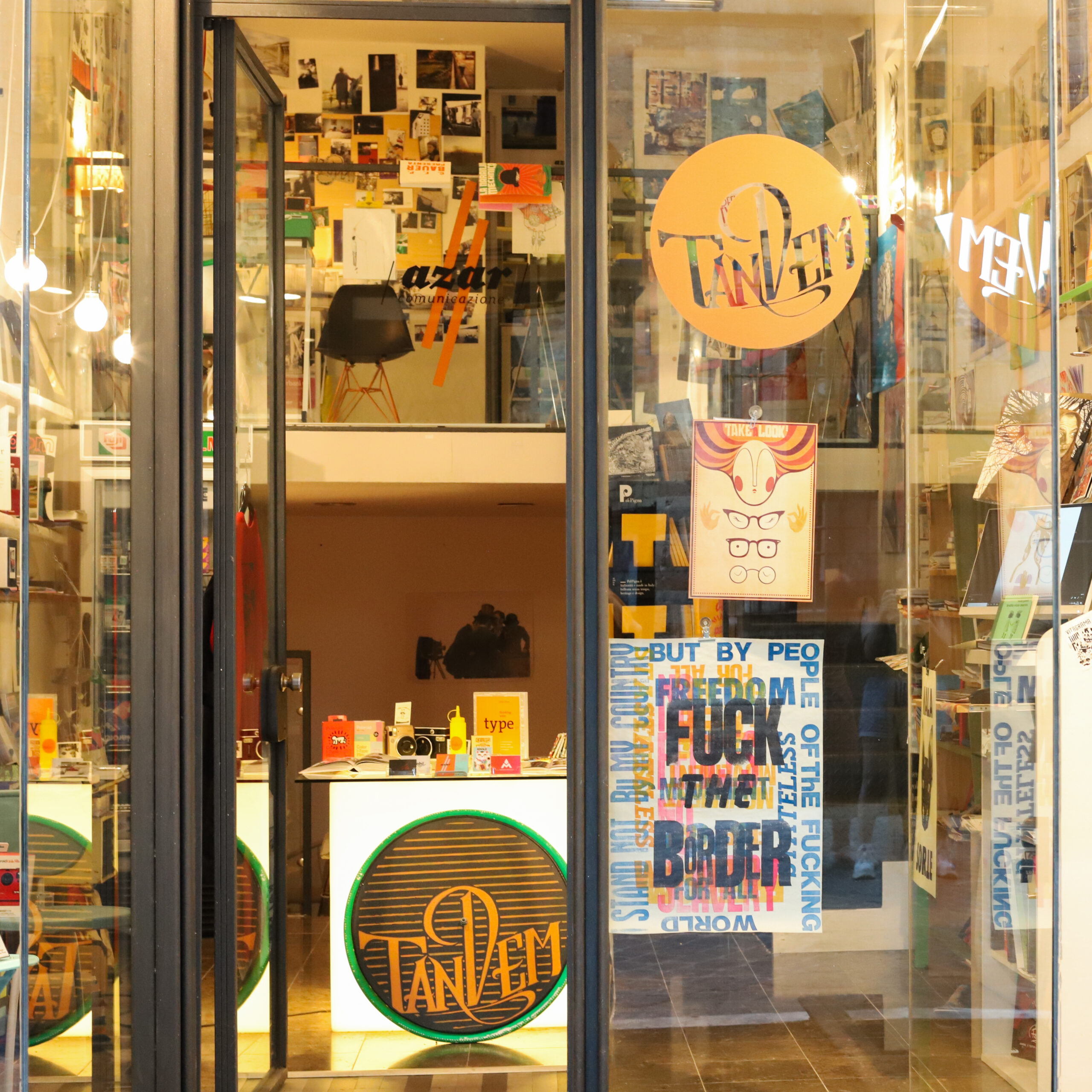 Foto della vetrina del negozio Tandem di Macerata