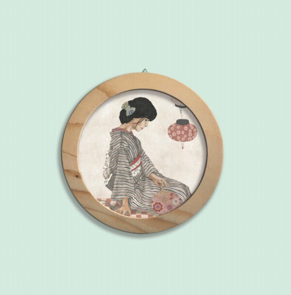 Quadretto rotondo in cui è rappresentata una ragazza coreana che indossa un vestito tipico coreano, chiamato “Hanbok”