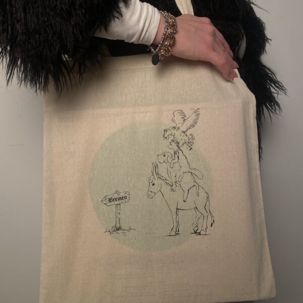 foto della tote bag realizzata da Laura di Paoli ispirata alla fiaba i musicanti di brema