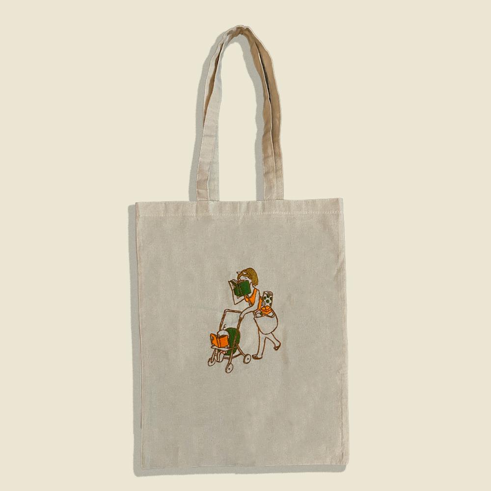 "Just Reading" - Tote Bag in cotone organico con illustrazione cucita a mano