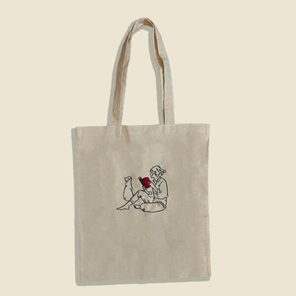 "A Girl, a Book, a Cat" โ Tote Bag in cotone organico con illustrazione cucita a mano