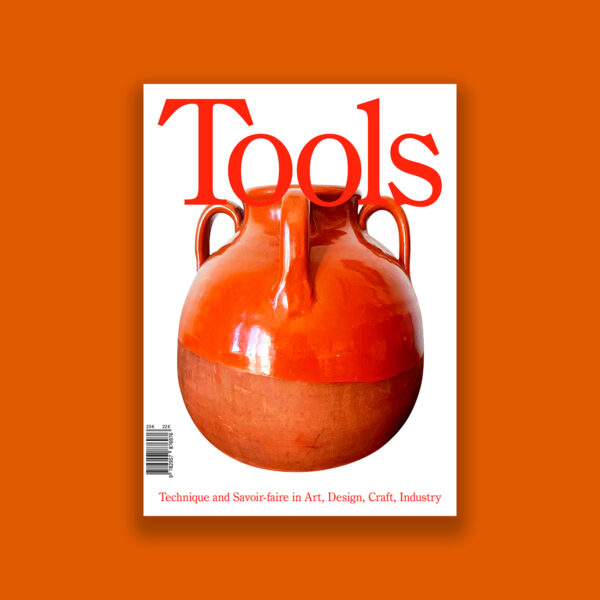Tools 05: To spin Questo magazine esplora il tema della rotazione sia in senso letterale che metaforico, c'รจ l'immagine di un vaso rosso come copertina