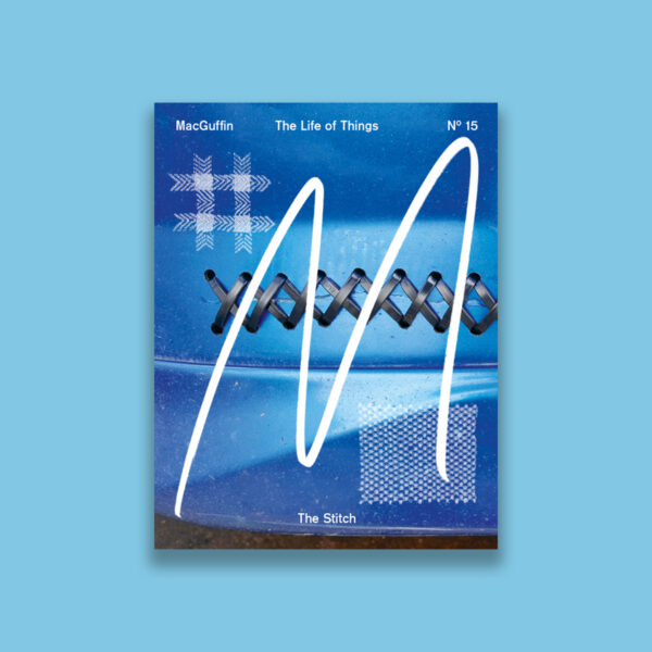 MacGuffin 15: The Stitch Un magazine con colore principale di copertina azzurro ed esplora i margini e i misteri di un mondo cucito