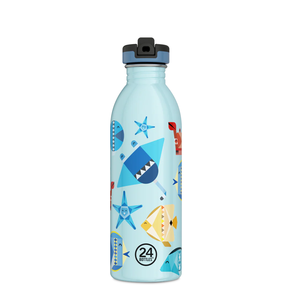 Borraccia “Sea Friends”- 24Bottles Urban 500 ml 1 Borraccia per bambini da 500 ml di colore azzurro, non termica e riutilizzabile, decorata con pesci stilizzati colorati, dotata di tappo con cannuccia integrata apri-chiudi.
