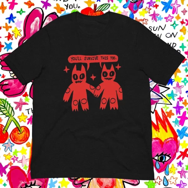 maglia nera con scritta rossa "you'll survive this too tee" e due mostricciattoli che si tengono per mano