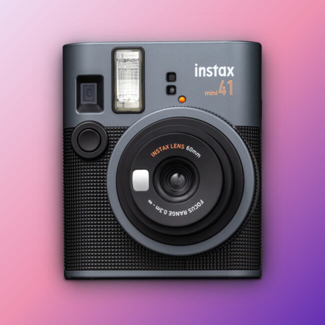 Con la Fujifilm Instax Mini 41 ogni momento diventa un ricordo da appendere, regalare o infilare nel diario. Compatta, super carina e facilissima da usare: scatti, stampi e hai subito la tua foto tra le mani. Perfetta per giornate con gli amici, concerti, viaggi e caos belli da ricordare.