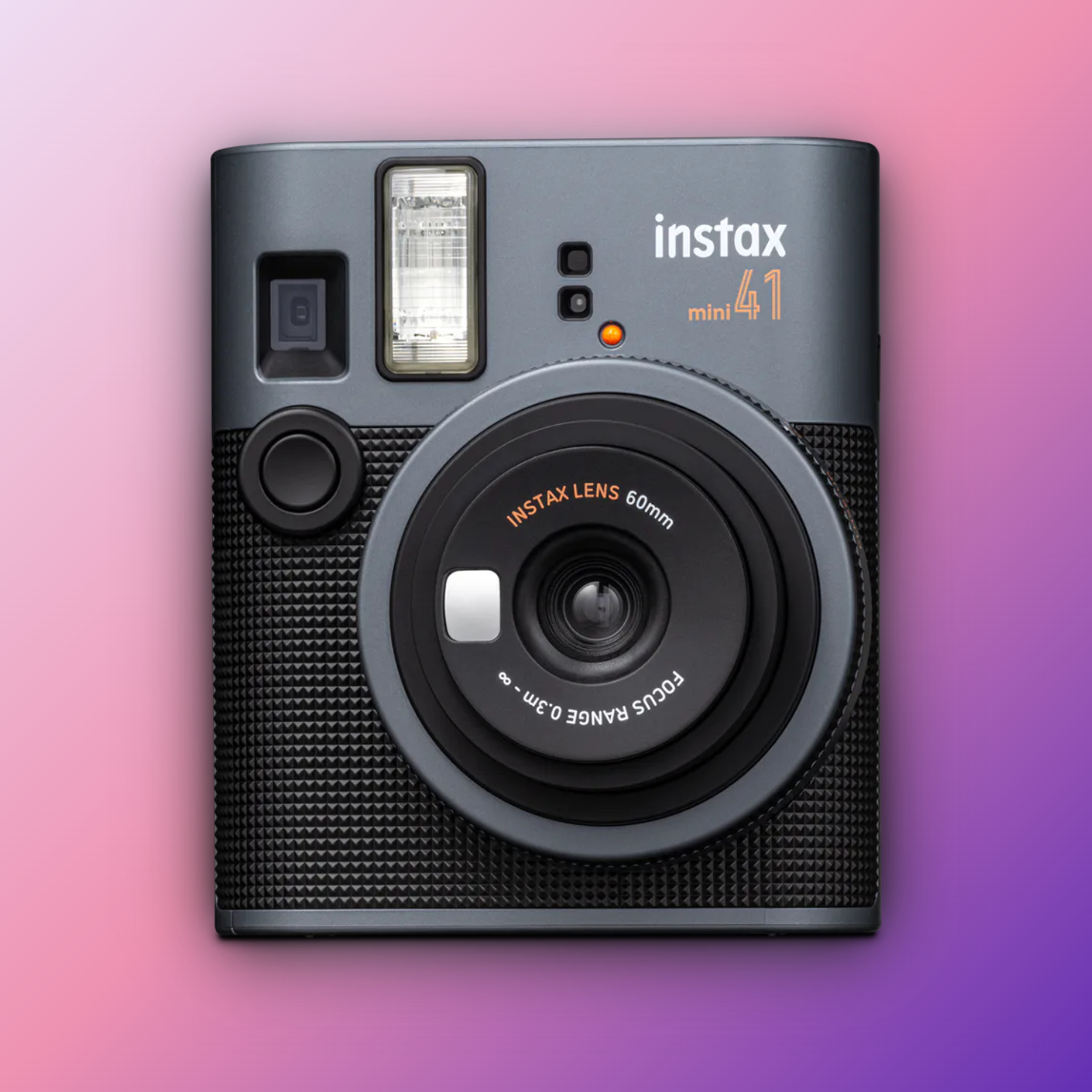 FUJIFILM INSTAX MINI 41 1 Con la Fujifilm Instax Mini 41 ogni momento diventa un ricordo da appendere, regalare o infilare nel diario. Compatta, super carina e facilissima da usare: scatti, stampi e hai subito la tua foto tra le mani. Perfetta per giornate con gli amici, concerti, viaggi e caos belli da ricordare.